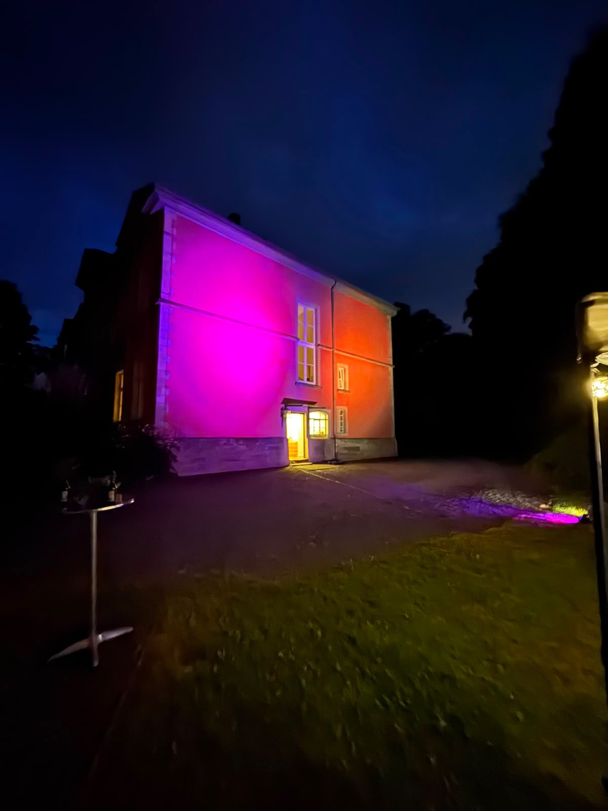 Schloss Löseck bei Nacht, farbig illuminiert