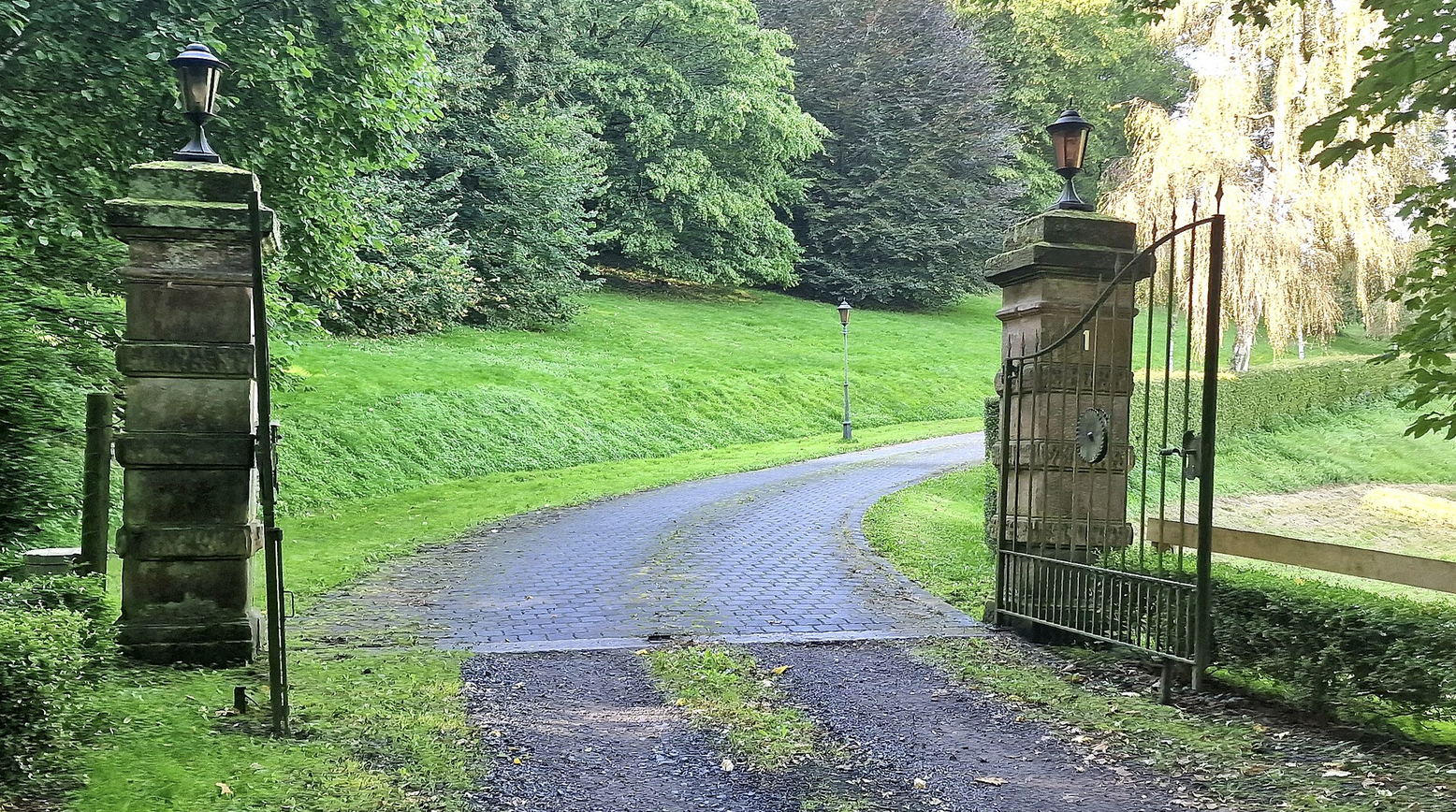 Tor und Auffahrt